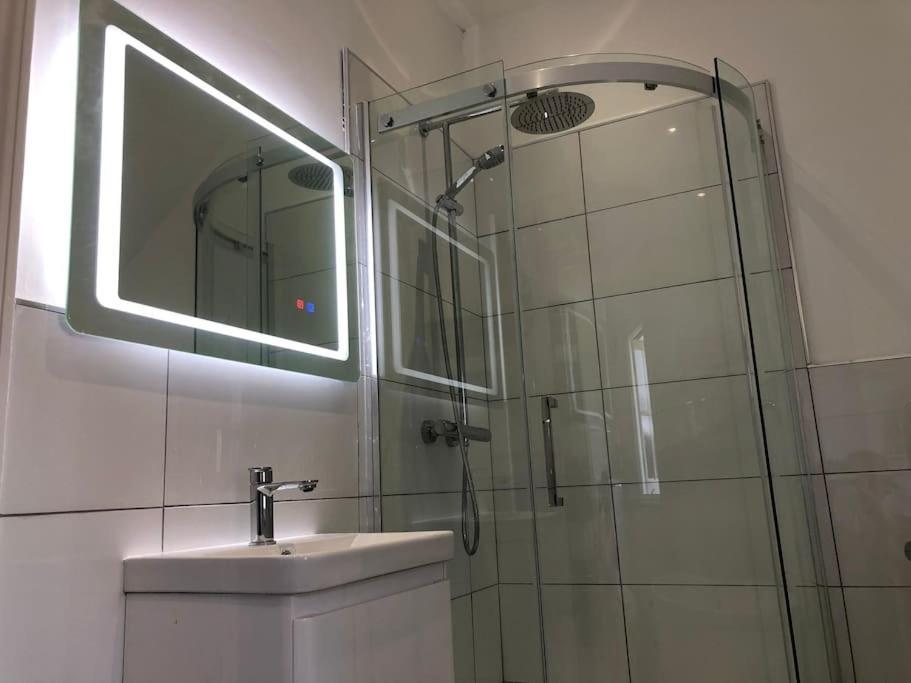 Luxury 6 Bedroom Retreat In Upon Avon
