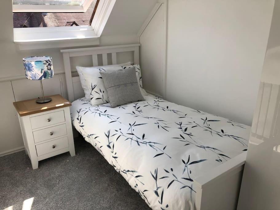 Villa Luxury 6 Bedroom Retreat In Upon Avon