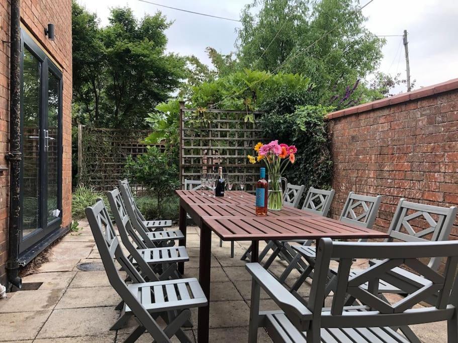 Luxury 6 Bedroom Retreat In Upon Avon Villa